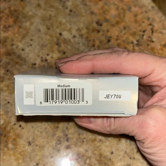 IT Cosmetics Celebration Foundation - MEDIUM full coverage, antiaging POWDER - Picture 4 of 7